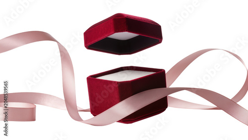 Foto Isolated open red velvet jewelry box with elegant pink ribbon for gift or celebr