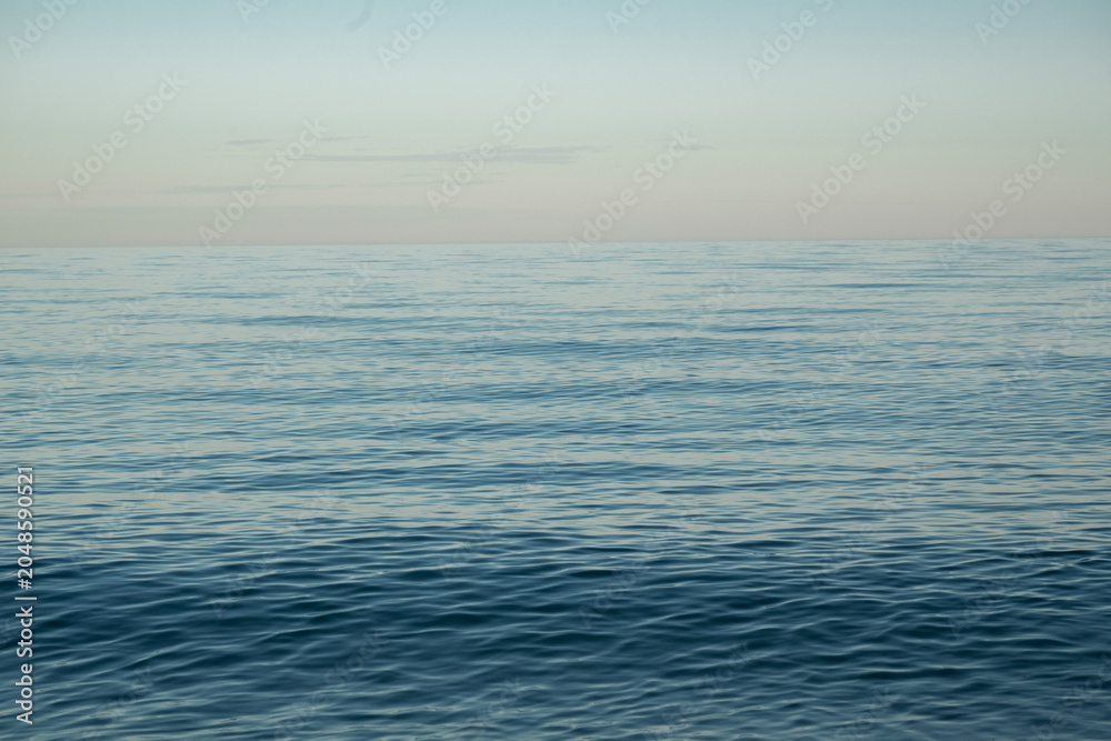 Obraz premium Calm blue sea horizon at dusk