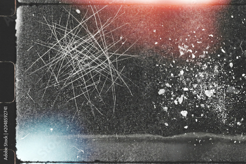 Foto Retro film scan overlay, dense crisscross scratch network, heavy dust speckles,