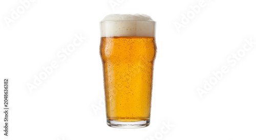 Foto Refreshing pint of golden beer with a frothy head and condensation on the glass
