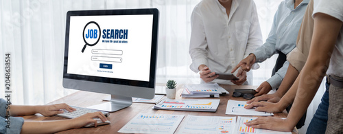 Foto Online job search on brisk website for worker to search for job opportunities on