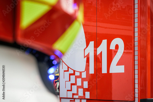 Notrufnummer 112 auf einem Feuerwehrfahrzeug mit Blaulicht als Symbol für Notfallhilfe, Brandschutz und schnelle Rettung im Einsatz.