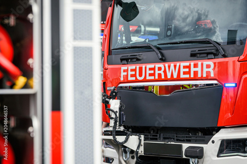 Modernes Feuerwehrfahrzeug mit Blaulicht und gut sichtbarer Feuerwehr-Beschriftung als Symbol für Brandschutz, Rettungseinsätze, Gefahrenabwehr und öffentliche Sicherheit.