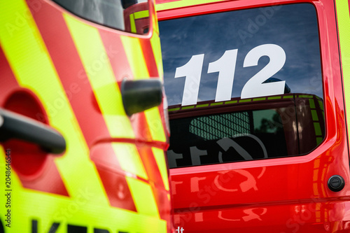 Notrufnummer 112 auf einem modernen Feuerwehrfahrzeug als Symbol für Notfallhilfe, Rettungseinsätze, Brandschutz und öffentliche Sicherheit.
