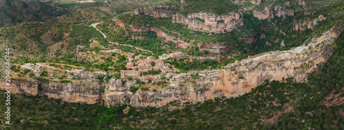 Foto Detailed aerial view of Siurana village dramatically perched on a narrow sandstone cliff plateau in Catalonia, Spain