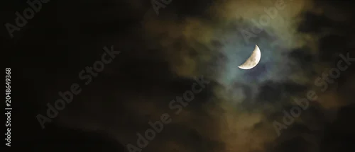 Panel kuchenny z motywem Partial moon in the sky glowing through thick clouds