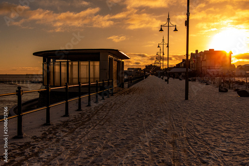 Fotografia Snow-Covered Lowestoft Beach at Sunset, Suffolk Coast, England