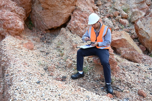 Fotografía Geologists conducting field inspection and geological survey at an excavation site
