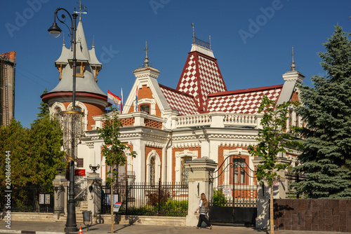Foto Samara, Russia, June 04, 2026: The mansion of the merchant Te-Klodt on Kuibyshev Street in Samara