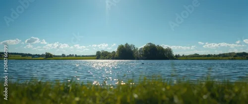 Panel kuchenny z motywem Peaceful summer retreat to an island featuring sparkling lake and expansive green grass