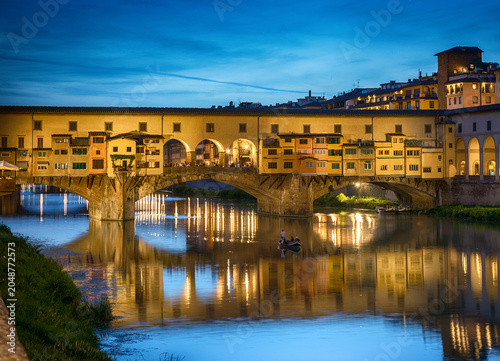 Quadro su tela Night view of Florence, Italy, with the illuminated Ponte Vecchio bridge spanning the Arno River