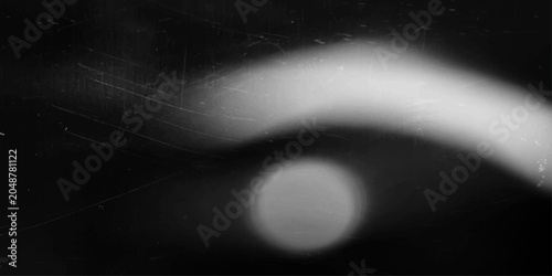 Foto A blurry abstract image in black and white, featuring soft, ethereal shapes and a central circular form