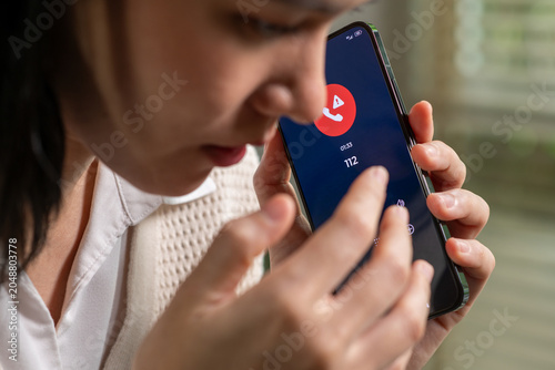Fotografia Woman calling emergency number 112 for crisis situation