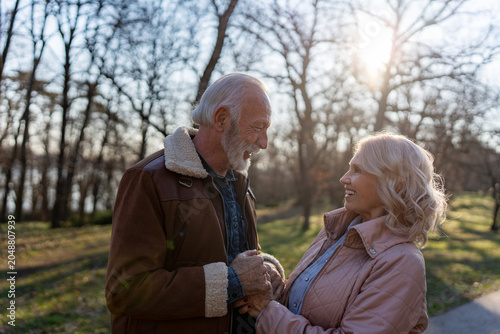 Canvastavla Retired couple enjoying a peaceful moment together outdoors