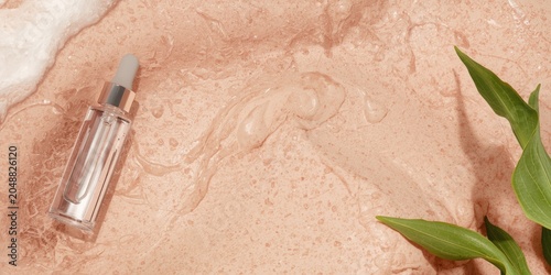 Sketch depicting serum nutrients entering skin to fortify firmness and lessen sagging appearance