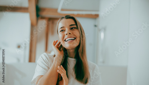 Картината върху платно Authentic and happy young Caucasian woman bathed in bright natural light enjoyin