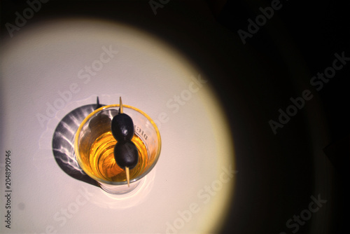 Foto whisky con aceitunas negras