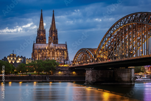 Tableau sur toile Cologne Cathedral and Hohenzollern Bridge, Germany