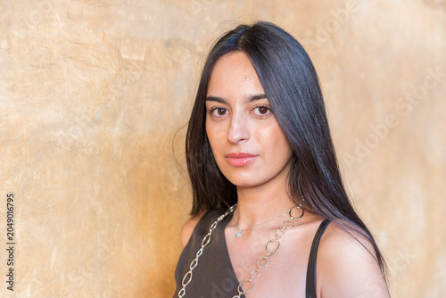 Mujer joven europea española de 22 años morena y modelo de pelo largo, Young 22-year-old European Spanish brunette model with long hair, Junge spanische europäische 22-jährige brünette Frau mit langen