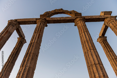 Templo de los Mármoles en el embalse de Valdecañas con restos romanos de Augustobriga, Temple of Los Mármoles in Valdecañas reservoir with Roman remains of Augustobriga, Tempel Los Mármoles am Stausee