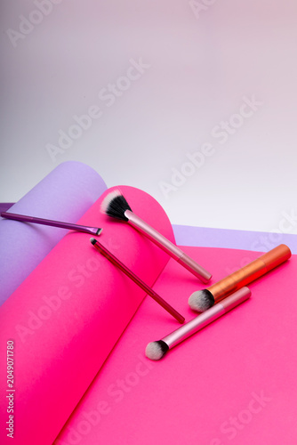 Foto Vibrant color papers and makeup brushes create an artful scene in a studio setti