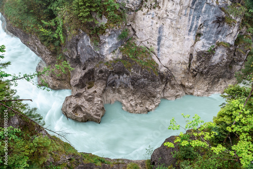 Foto Water rushes over rocks at Lechfall in Bad Faulenbach, Füssen during daytime in Bayern, Germany
