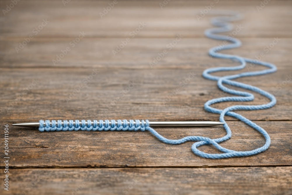 Obraz premium A single crochet hook placed on a wooden table