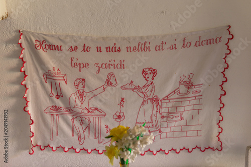 Фотография Czech traditional kitchen embroidery featuring domestic proverb