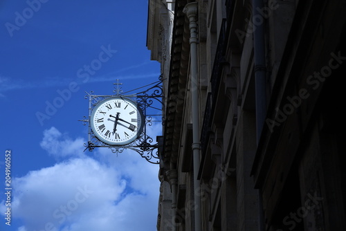 Foto Horloge murale traditionnelle sur façade parisienne