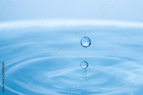 美しい水滴のアクションショット