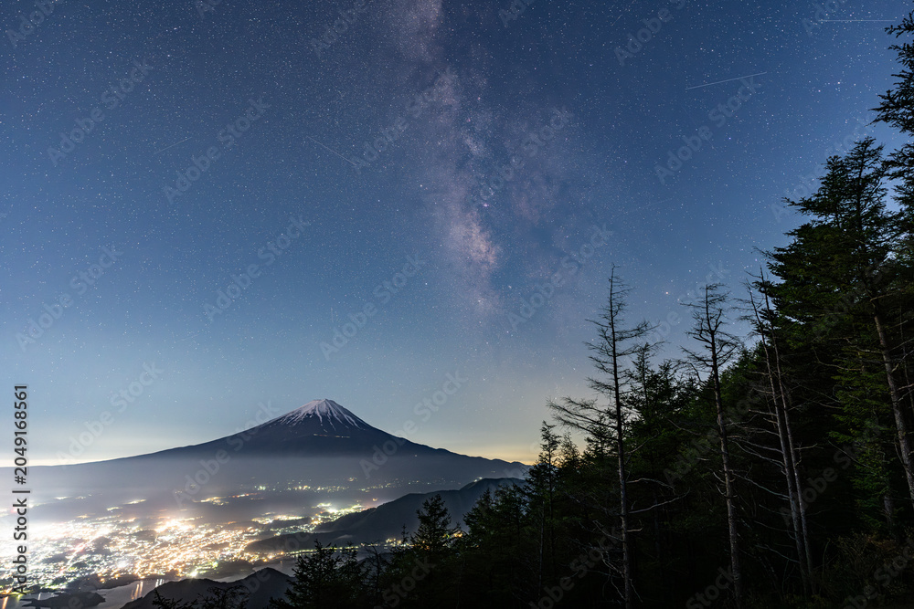 Obraz premium 富士山と河口湖の夜景と天の川