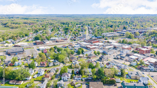Foto Aerial view of a small town in pennsylvania with lush green trees and buildings