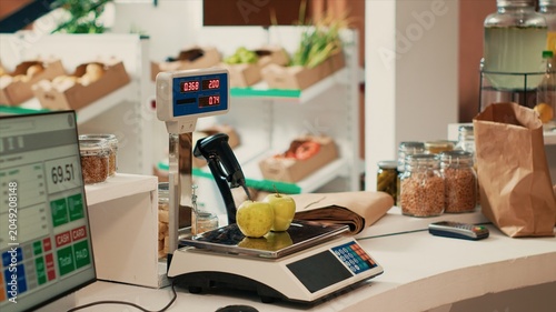 Foto Local farmers market cash register with electronic scale used to sell fresh homegrown organic produce and healthy additives free bulk products