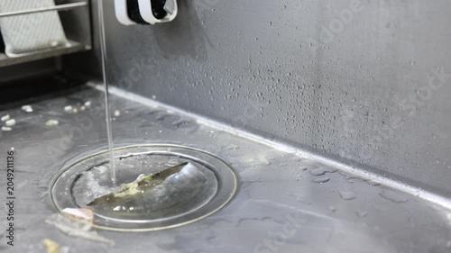 キッチンシンク排水口の詰まり。ゴミ受けネットに溜まった汚れで流れが悪く水が溜まる