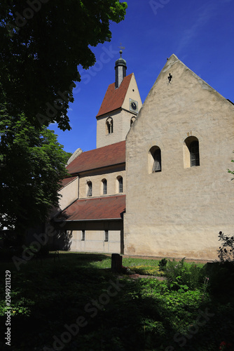 Romanische Fassade und Kirchturm der Neumarktkirche St. Thomae am Ökumenischen Pilgerweg im hellen Sonnenlicht, Merseburg, Saalekreis, Sachsen-Anhalt, Deutschland