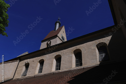 Froschperspektive der romanischen Neumarktkirche St. Thomae am Ökumenischen Pilgerweg unter blauem Himmel, Merseburg, Saalekreis, Sachsen-Anhalt, Deutschland