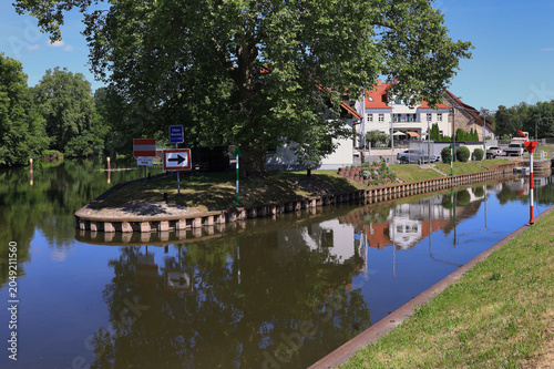 Blick auf die Gabelung von Saale und Schleusenkanal mit einer baumbestandenen Insel und gespiegelten Gebäuden im Sommer, Merseburg, Saalekreis, Sachsen-Anhalt, Deutschland