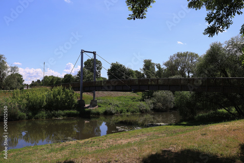 Fußgängerbrücke aus Holz und Stahl über den Mittelkanal bei Meuschau, Brücke am Fluss, Merseburg, Saalekreis, Sachsen-Anhalt, Deutschland