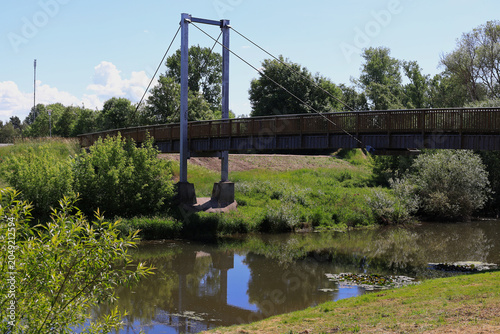 Fußgängerbrücke aus Holz und Stahl über den Mittelkanal bei Meuschau, Brücke am Fluss, Merseburg, Saalekreis, Sachsen-Anhalt, Deutschland