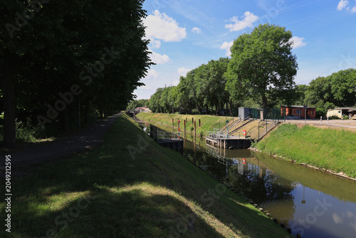 Blick auf den historischen Schleusenkanal mit Gehwegen, Treppen und Laternen im Sommer, Merseburg, Saalekreis, Sachsen-Anhalt, Deutschland