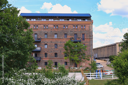 Ehemalige historische Mühle Lochau mit modernem Wohnraum und angrenzendem Reitplatz, Lochau, Schkopau, Saalekreis, Sachsen-Anhalt, Deutschland