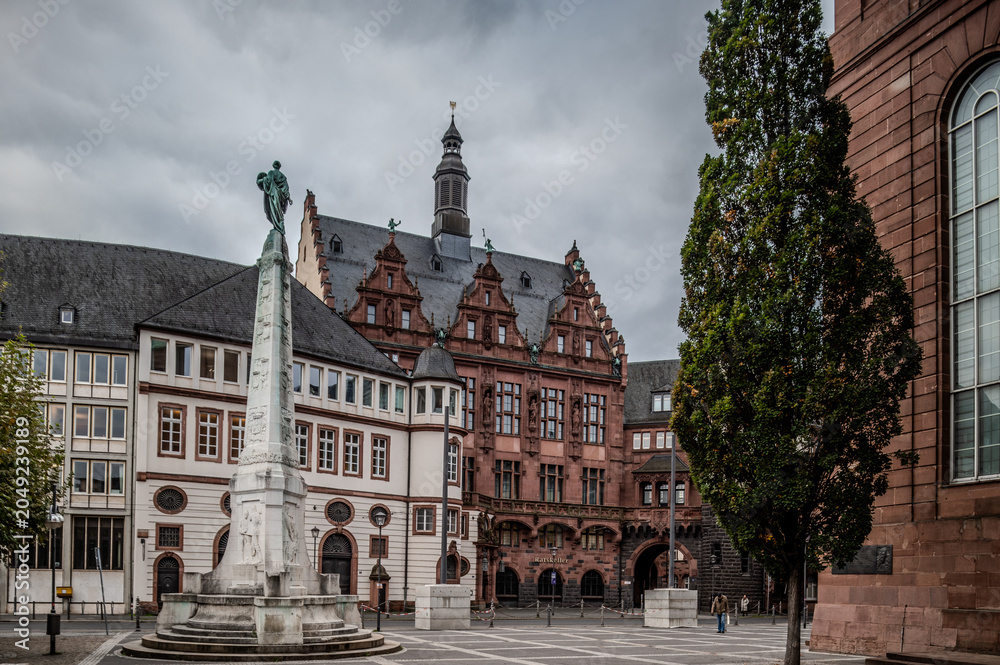 Fototapeta premium Frankfurt Romerberg Square With Fountain Of Justice