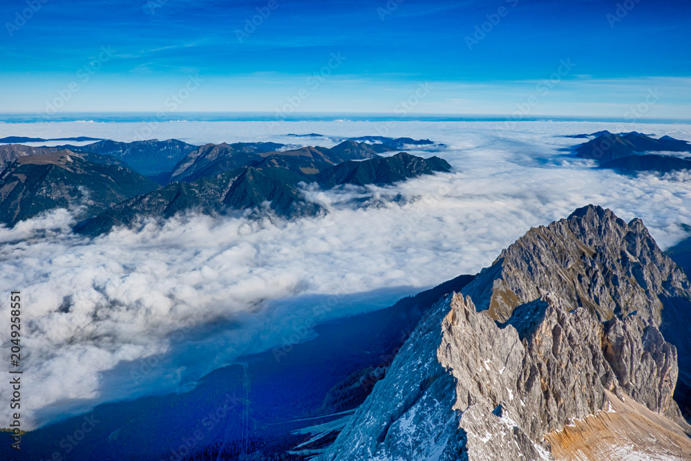 Obraz premium Zugspitze Summit Views Above Cloudy Alpine Peaks