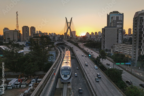 Foto Monorail train in São Paulo with the Octávio Frias de Oliveira Bridge in the bac