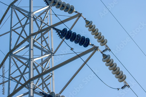 Fotografie high voltage power line insulators in a clear blue sky