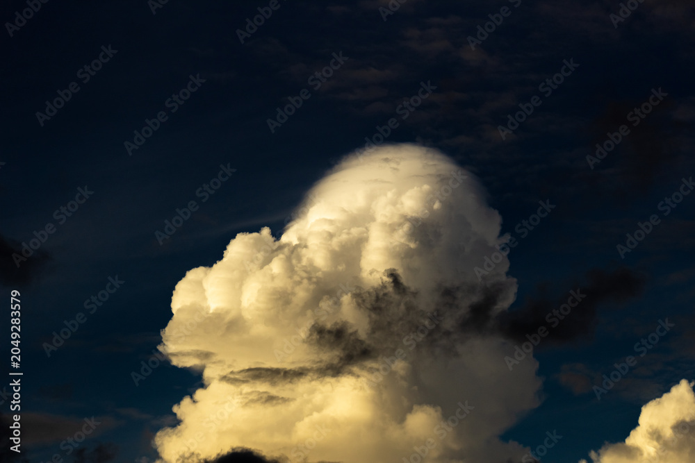 Naklejka premium beautiful sky with big clouds at sunset