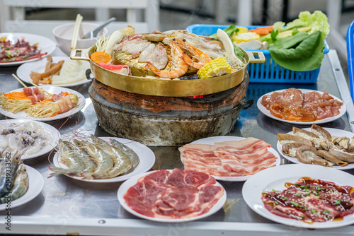 Foto Grilled food, or Thai-style barbecue like Moo Kratha (Thai-style grilled pork), in buffet style is becoming very popular in Thailand
