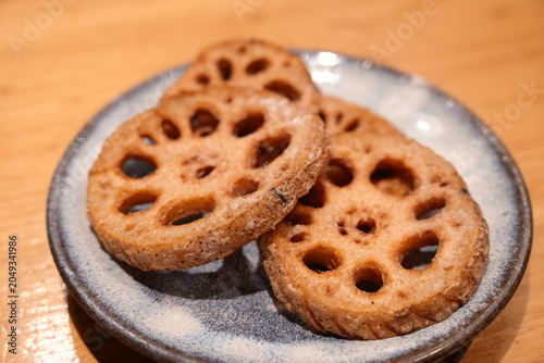 Crispy Lotus Root Tempura, traditional Japanese cuisine - サクサク レンコンの天ぷら 揚げたて 日本料理・和食イメージ

