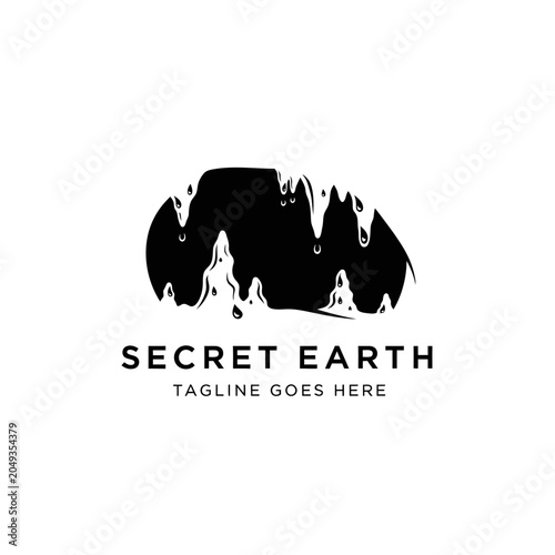 Foto Mysterious underground cavern graphic depicting rock formations and dripping water, perfect for spelunking, geology, or adventure brands