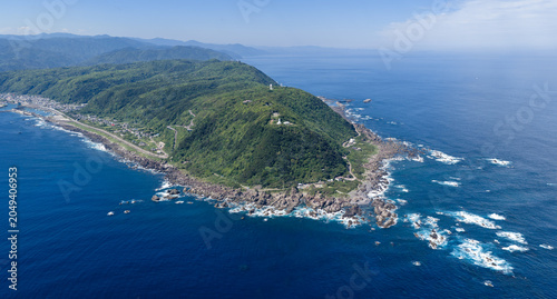 Foto エメラルドブルーの海に囲まれた室戸岬の岩礁海岸